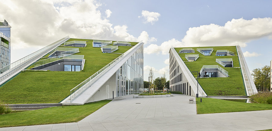 Der Corda Campus ist mit seinen auffälligen begrünten Steildächern ein besonderer optischer Blickfang. 